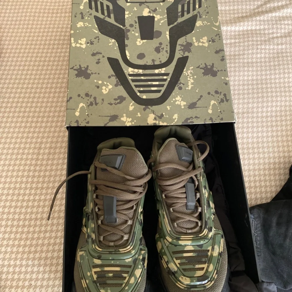 Prada Cloudburst - Picture 2 of 3